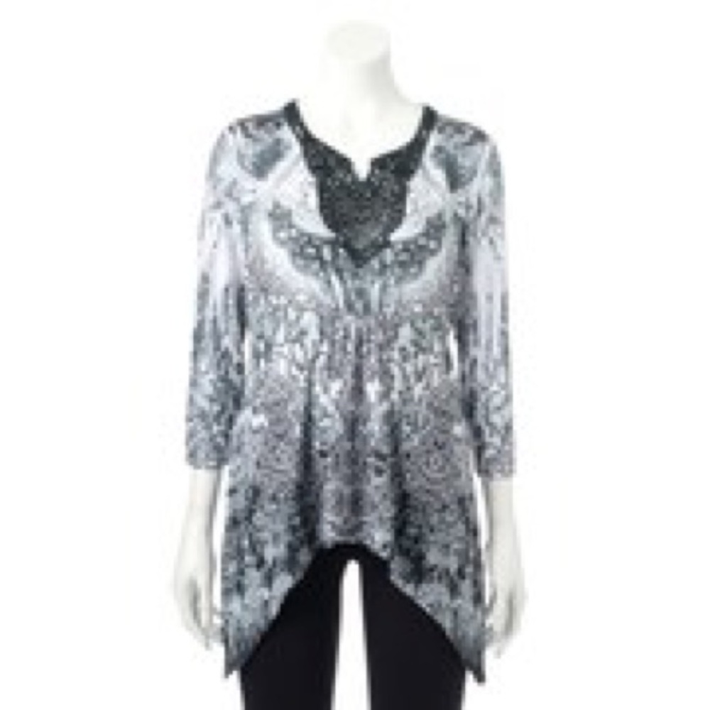 3/4 Sleeve World Unity Sharkbite Top